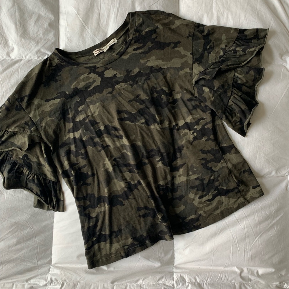 Gypsies & Moondust | Camo Ruffle Sleeve Top M